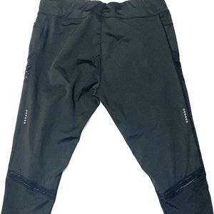 Black leggings/workout pants.